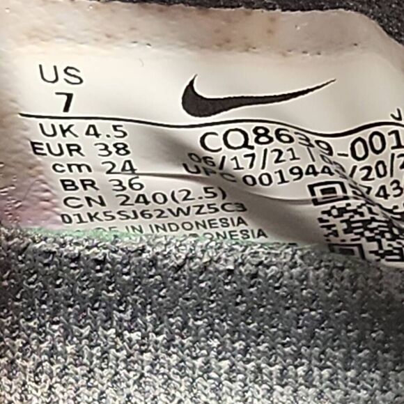 Nike Zoom Pegasus 37 Shield Running shoes Women's Size 7 Black - Picture 12 of 12